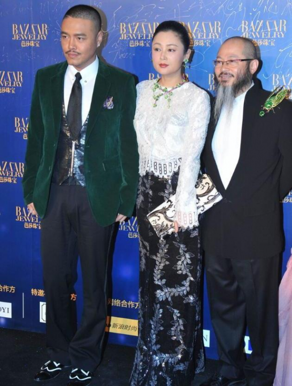 陳紅這回造型太成功，穿襯衫配闊腿褲真高階，單靠氣質就贏了