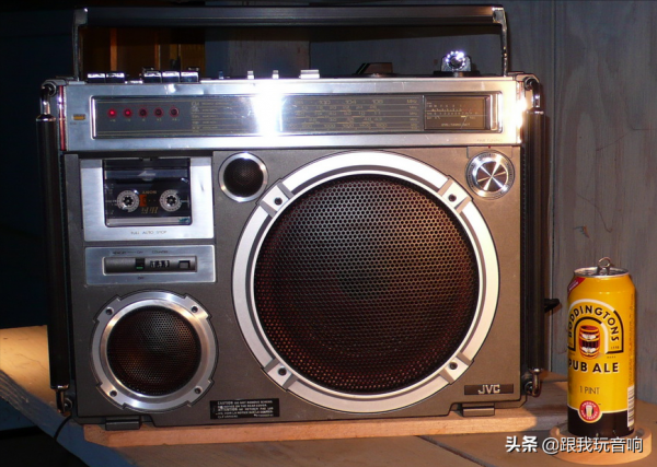 JVC 70年代推出的一款類似於真正的揚聲器,RC-550行動式收錄機 JVC 70年代推出的一款類似於真正的揚聲器,RC-550行動式收錄機