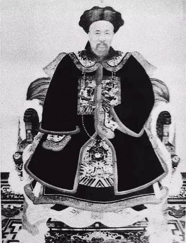 一位貴州守棺人:白天工地搬磚、晚上住山洞守棺,每月工資300元 一位貴州守棺人:白天工地搬磚、晚上住山洞守棺,每月工資300元