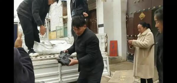 大衣哥買了假山石，改造一下小院環境，迎接兒媳婦回家