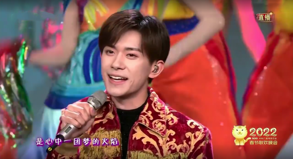 央視春晚笑點多：賈玲衣服能掃福，沈騰撞臉湯姆貓，鄧超放飛自我