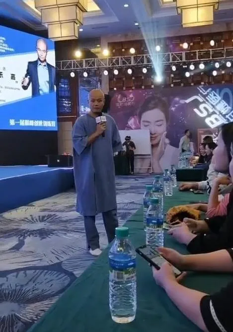 過氣主持人的卑微：沒工作、蹭朋友熱度、縣城混商演，一地的尷尬