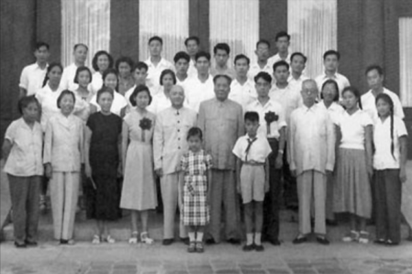 護士孟錦雲想讓主席介紹自己入黨，毛澤東嚴肅回覆：我同意不算數