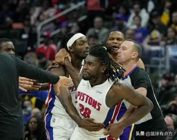 拳擊斯圖爾特,詹姆斯打球有多“髒”? 拳擊斯圖爾特,詹姆斯打球有多“髒”?