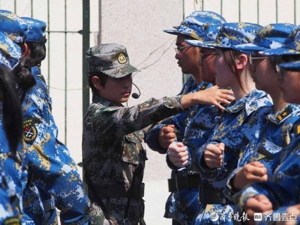 山東師大軍訓場英姿颯爽，女隊員加女教官