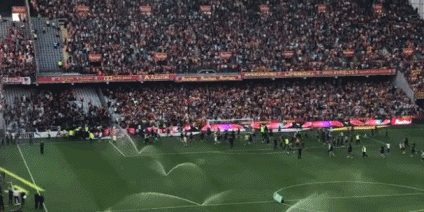 隊報:里爾對陣朗斯半場引起騷亂的球迷可能會受到處罰 隊報:里爾對陣朗斯半場引起騷亂的球迷可能會受到處罰