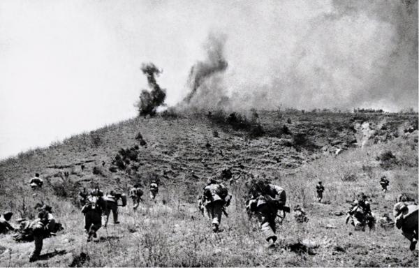 內蒙古斷臂流浪漢常年餵馬，村裡迎來幾輛汽車，首長：終於找到你