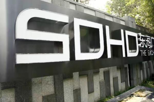 一個留芳百世，一個身敗名裂，曹德旺和潘石屹的所作所為令人感慨