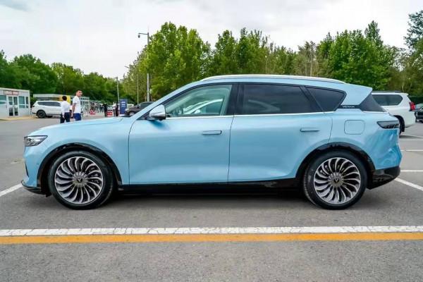 嵐圖FREE:5門5座SUV,空間討喜,續航里程475km,配自動大燈 嵐圖FREE:5門5座SUV,空間討喜,續航里程475km,配自動大燈