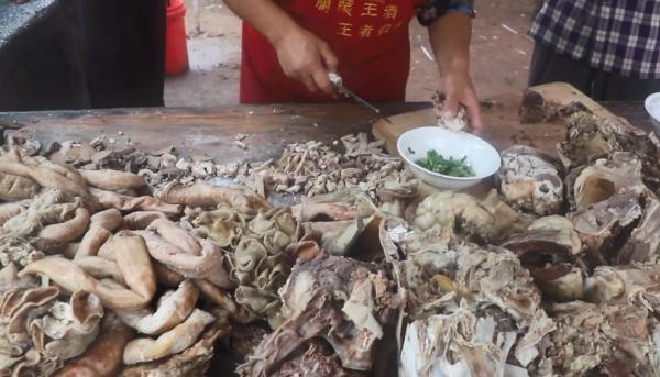 山東非常有名的露天小破攤，5元一份肉很多，颳風下雨不耽誤吃