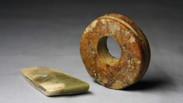 1985年小村莊挖出大型墓葬群，陪葬品價值連城，距今已經5300多年