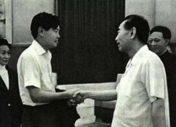 1976年毛主席溘然長逝，楊振寧含淚說出的12個字，舉國悲痛