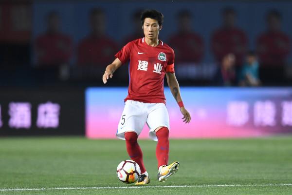 中原鐵軍的5號已經完成自我昇華,現在就是球隊後防線上的圖騰 中原鐵軍的5號已經完成自我昇華,現在就是球隊後防線上的圖騰