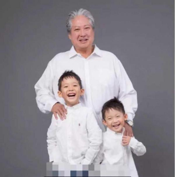 70歲洪金寶三代同堂！身穿紅衣顯精神，去年曾被拍坐輪椅出行