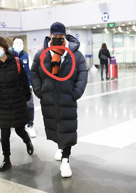 這次是真傷心了，黃曉明離婚後首走機場好深沉，眼睛快腫成單眼皮