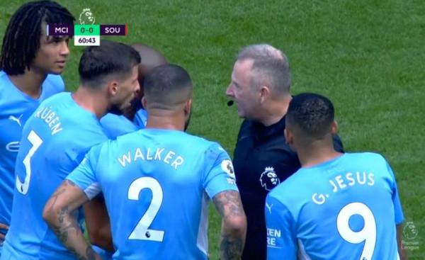 曼城逃過一劫！罪人傳球失誤+送點，裁判看完回放改判，全場歡呼