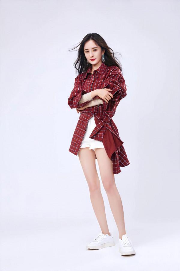 新年第六彈，王鷗與楊冪同臺賀歲，紅裝美人，誰顏值更高？