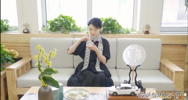 主持人周濤近況曝光,長裙搭配波點絲巾顯優雅,膚白似玉氣質如蘭 主持人周濤近況曝光,長裙搭配波點絲巾顯優雅,膚白似玉氣質如蘭