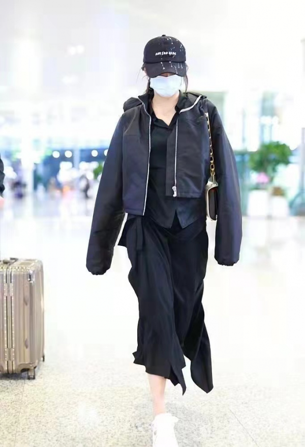 關曉彤造型夠洋氣,穿一身黑配玫粉鞋,這搭配高階感滿滿 關曉彤造型夠洋氣,穿一身黑配玫粉鞋,這搭配高階感滿滿