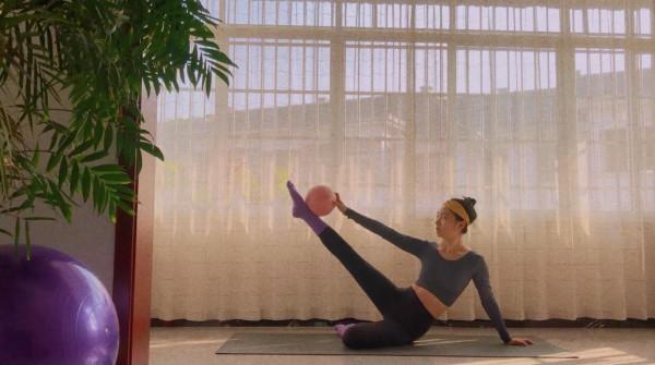 瑜伽小球可以這樣練！平衡協調瘦腰腹，全方位練習。練了你就知道