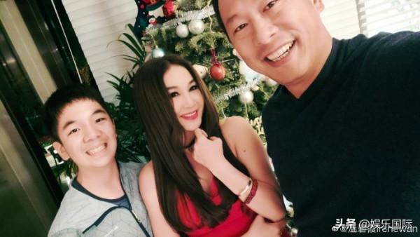 溫碧霞曬一家三口合照 開心慶祝聖誕節