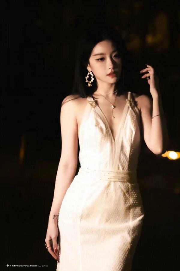 喻言白色吊帶魚尾長裙，是仙女的樣子呀