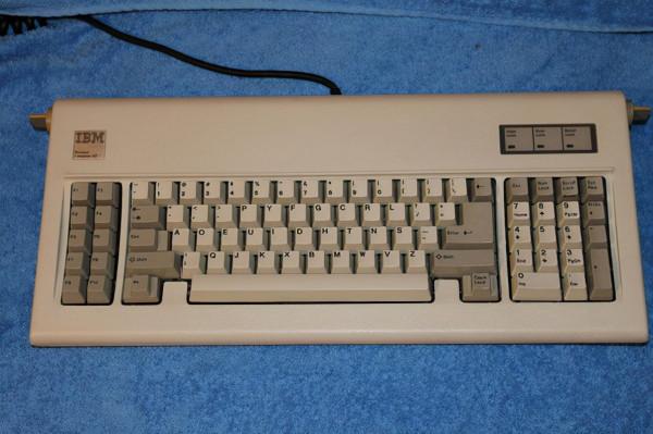 18世紀鋪建的石板路，出現了電腦鍵盤的浮雕，是穿越還是惡作劇？