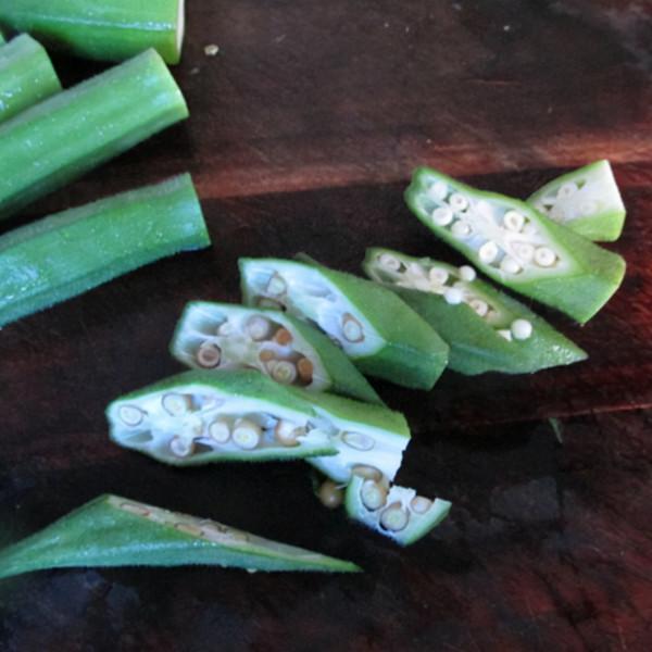 臘腸炒秋葵，簡單快手的家常菜