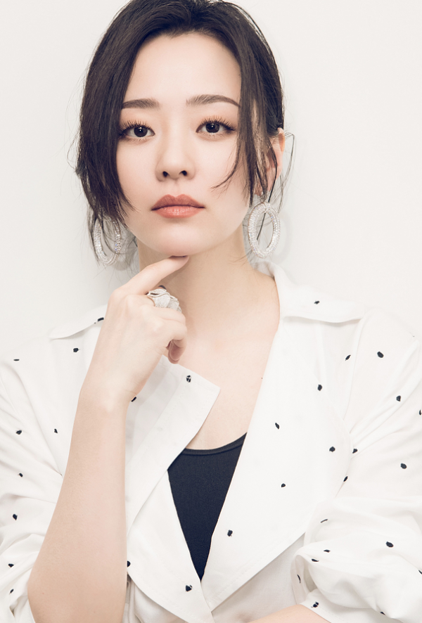 張靚穎與男友現身機場,甜蜜對視秀恩愛,走路不自然疑似腿受傷? 張靚穎與男友現身機場,甜蜜對視秀恩愛,走路不自然疑似腿受傷?