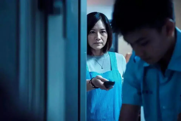 當媽媽用遙控器完全控制兒子的生活：以愛之名，毀了多少孩子？