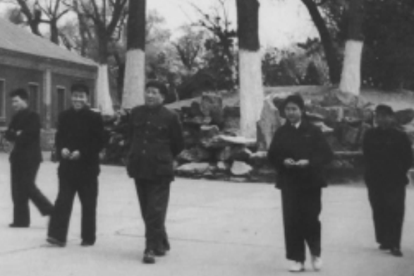 毛主席的保健醫生王鶴濱，曾力勸主席戒菸，因與江青不和離開主席