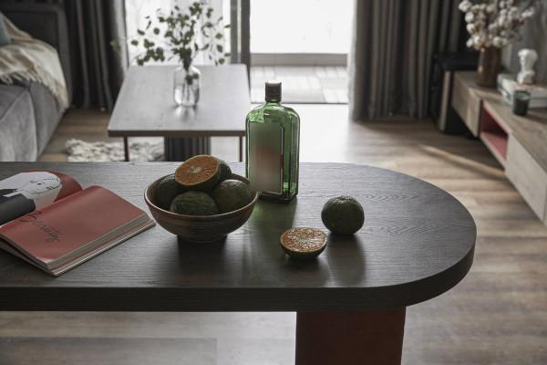 兄弟倆合資買套小公寓,沒有多餘的傢俱,全屋黑紅灰看起來很高階 兄弟倆合資買套小公寓,沒有多餘的傢俱,全屋黑紅灰看起來很高階