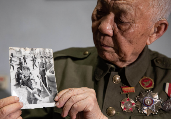 1952年，朝鮮戰場1名戰士發怒追殺60多名美軍，到底發生了什麼？