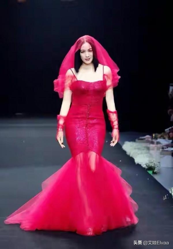 鍾麗緹時隔28年再演美人魚！穿吊帶上衣泳池裡游泳，美成童話世界