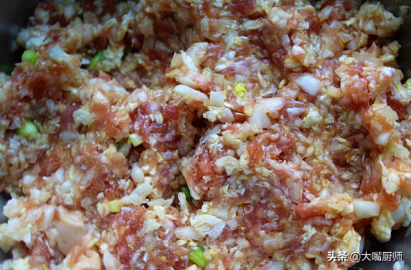 白菜做餡別用鹽醃，餃子館老闆教你1招，不出水還鮮香，鮮嫩多汁