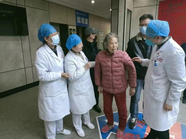 血糖71.5!糖尿病高滲昏迷老人平安出院,2米長感謝信訴說救命恩 血糖71.5!糖尿病高滲昏迷老人平安出院,2米長感謝信訴說救命恩