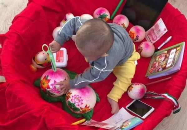 寶寶“抓周”攥住一物不放手，奶奶氣得“暴走”，氛圍被破壞光