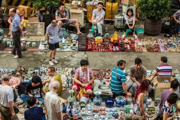 凌晨熱鬧的西安鬼市,專門賣一些古董、舊貨,當地人愛來這淘寶 凌晨熱鬧的西安鬼市,專門賣一些古董、舊貨,當地人愛來這淘寶