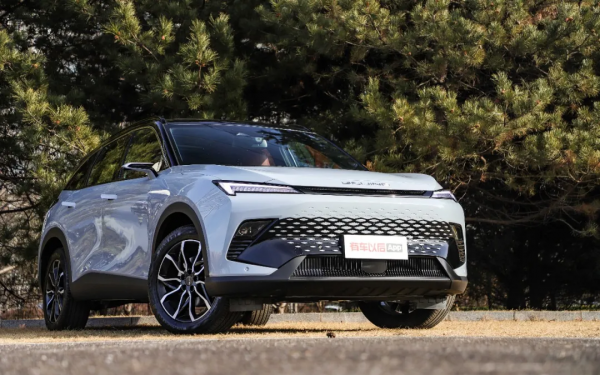 電子後視鏡+華為車機,軸距2735mm,預計10萬出頭可買 電子後視鏡+華為車機,軸距2735mm,預計10萬出頭可買