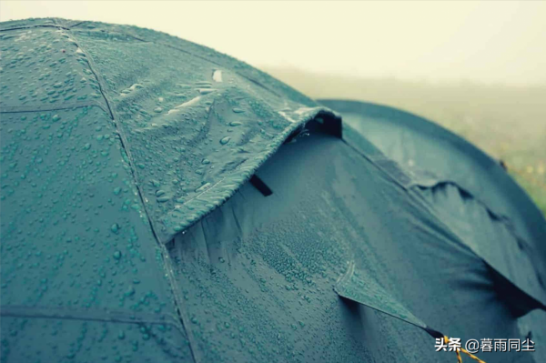 野外遭遇下雨怎麼辦？雨中徒步與露營的21條要點與提示要牢記