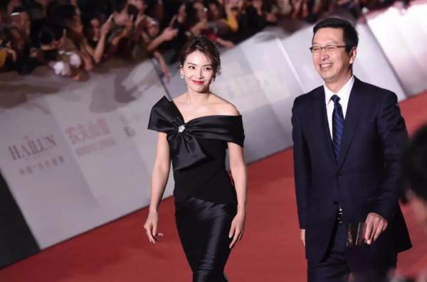 孫儷的時尚越來越難懂，穿經典小黑裙還不夠，又搭上了羽毛針織衫