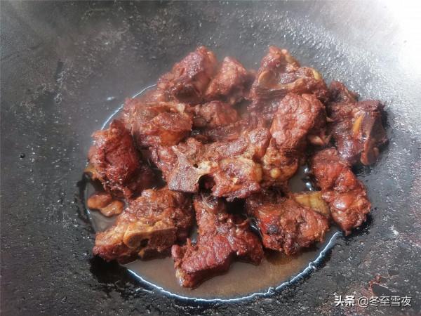 冬季饞肉就吃它，同樣是骨頭，比排骨便宜，吃著有樂趣，越啃越香