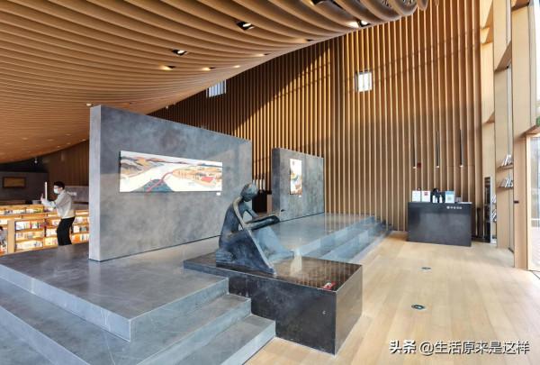 一本從天上掉落的書