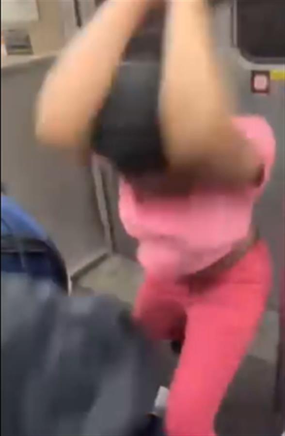 美國黑人辱罵中國,華裔女孩地鐵遭一群黑人女子肆意暴打、鞋底抽耳光 美國黑人辱罵中國,華裔女孩地鐵遭一群黑人女子肆意暴打、鞋底抽耳光