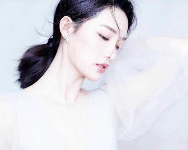 李沁年度最佳女神照，肌膚滑嫩，身材修長，美不勝收