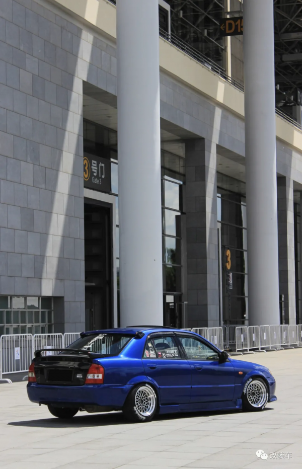 經典的馬自達323依然還有很多人玩，只需7000塊就能買來快樂