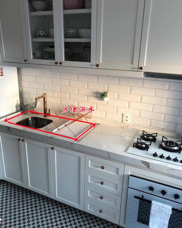 在給廚房定製操作檯時，水槽加工處理內部砌矮臺，置物瀝水真順手