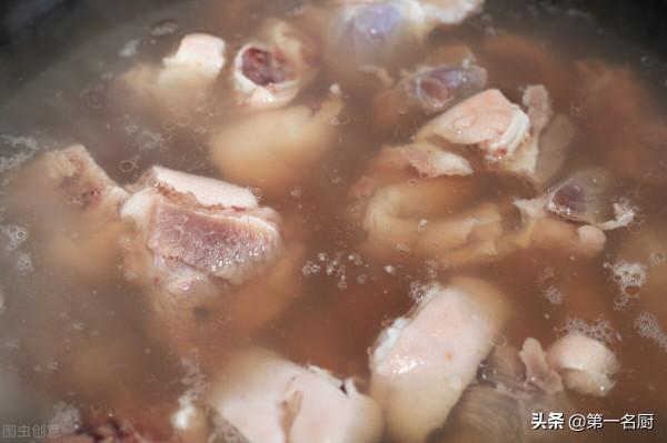 煮肉燉排骨，放料越多越難吃，只需放1味料，軟爛入味，吃著賊香