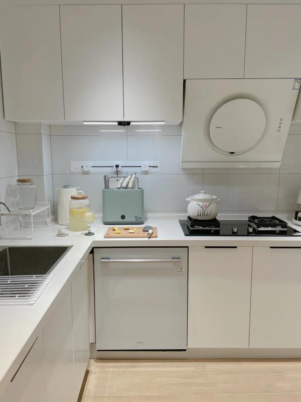 再買房，就照她家這樣裝，全屋大白牆、無主燈，乾淨利落，好舒服