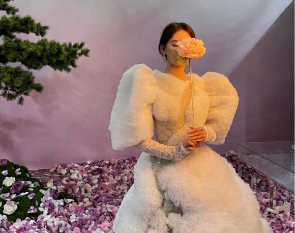 劉詩詩最新時尚大片出爐，以牡丹花為主題，美女和鮮花果然最配
